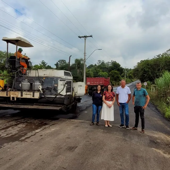 Pavimentao em CBUQ da Estrada Irmos Lerner em fase final