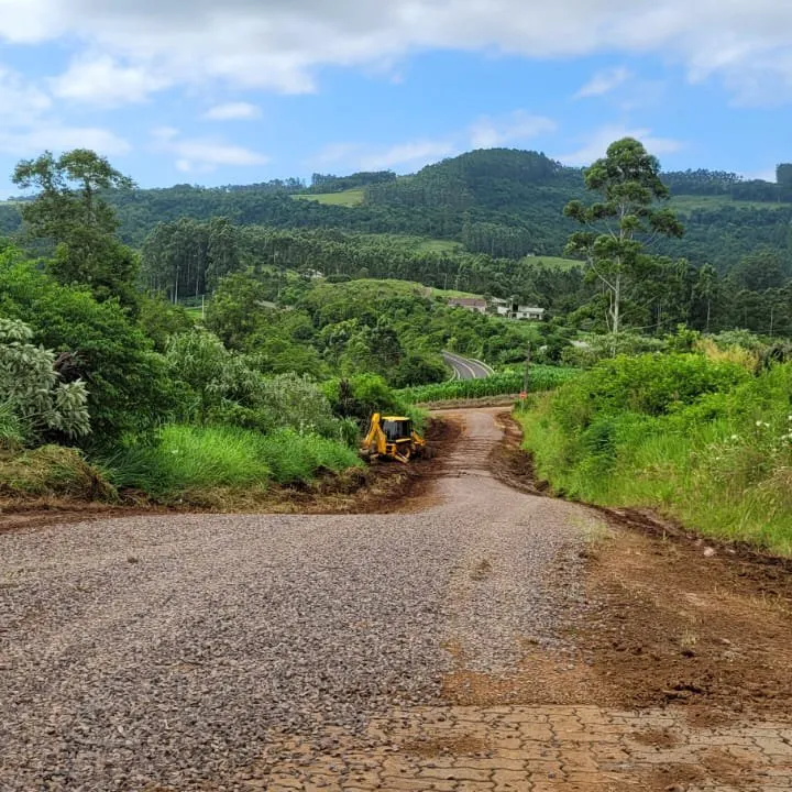 Secretaria de Obras segue na manuteno das Estradas Municipais